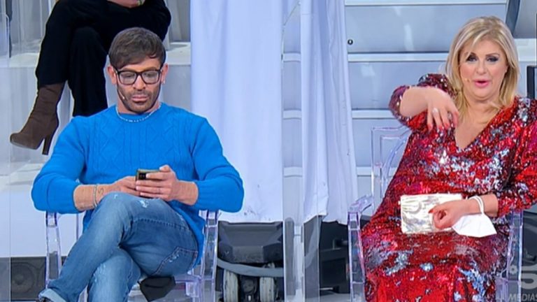 Gianni e Tina contro Biagio, cellulare