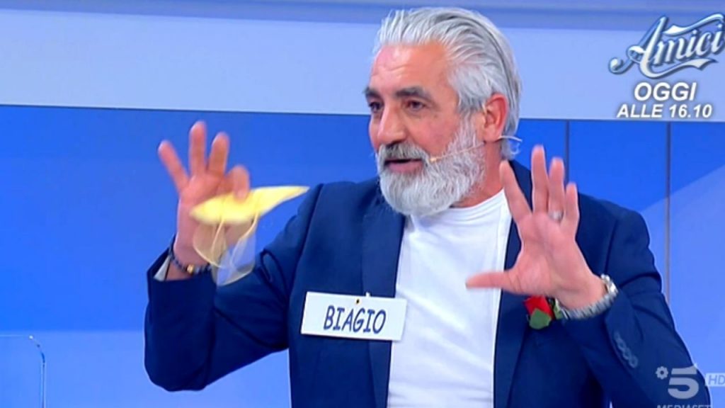 Biagio, Gianni gli prende il telefono: il GF e Jo Squillo, gli strani messaggi sul cellulare 42 Biagio di Maro e il cellulare Jo Squillo Uomini e Donne