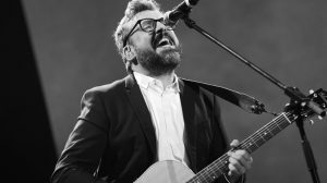 Brunori Sas lancia “Cheap!”: Cinque Hit Estemporanee Apparentemente Punk