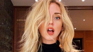 Chiara Ferragni provoca a Parigi in Schiaparelli (ma senza intimo)