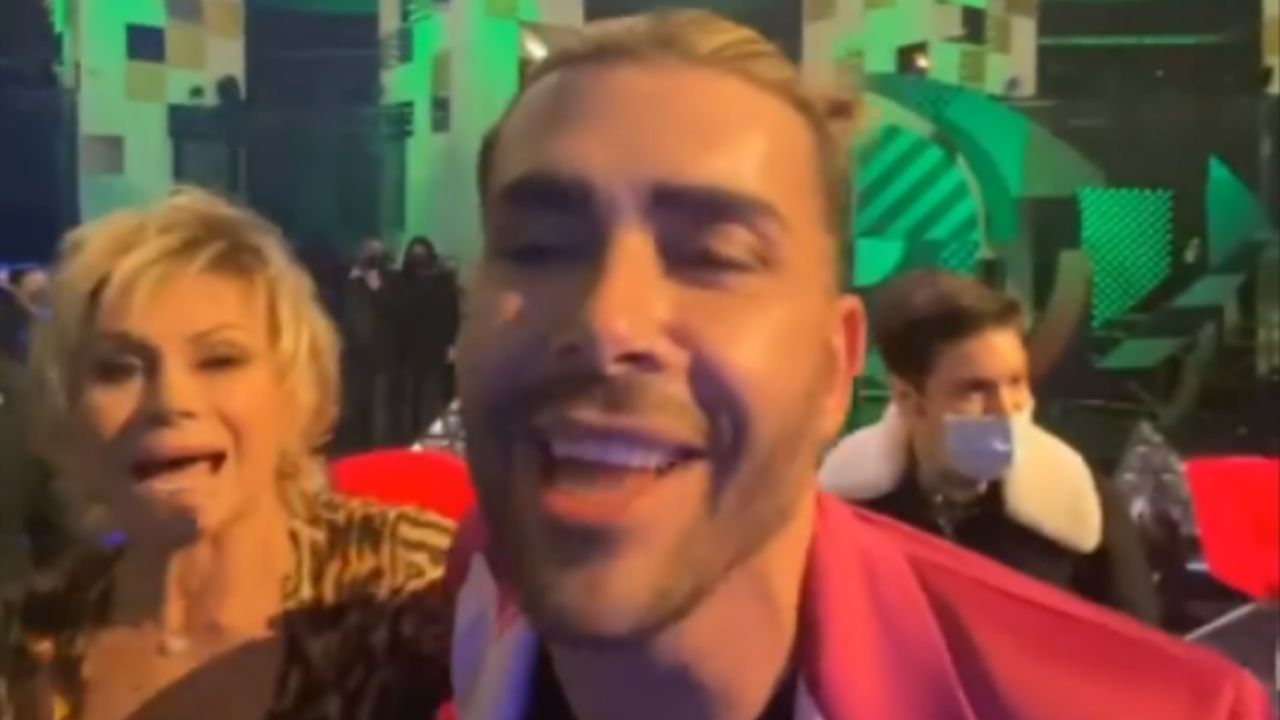 Giacomo Urtis rimane quasi in mutande al GF Vip: cos'è successo subito dopo la puntata 41 Giacomo Urtis pantaloni strappati