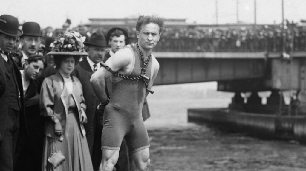 Harry Houdini durante un suo numero