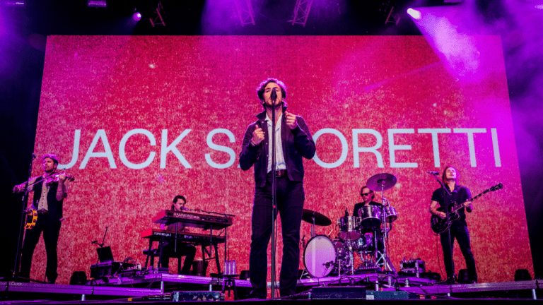 Jack Savoretti durante un concerto con la sua band