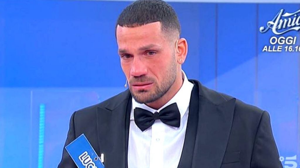 Luca Salatino legge il biglietto di Maria De Filippi a Uomini e Donne: "Non leggere ad alta voce..." 42 Luca Salatino nuovo tronista