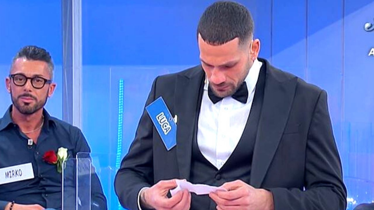Luca Salatino legge il biglietto di Maria De Filippi a Uomini e Donne: "Non leggere ad alta voce..." 41 Luca Salatino bigliettino Uomini e donne