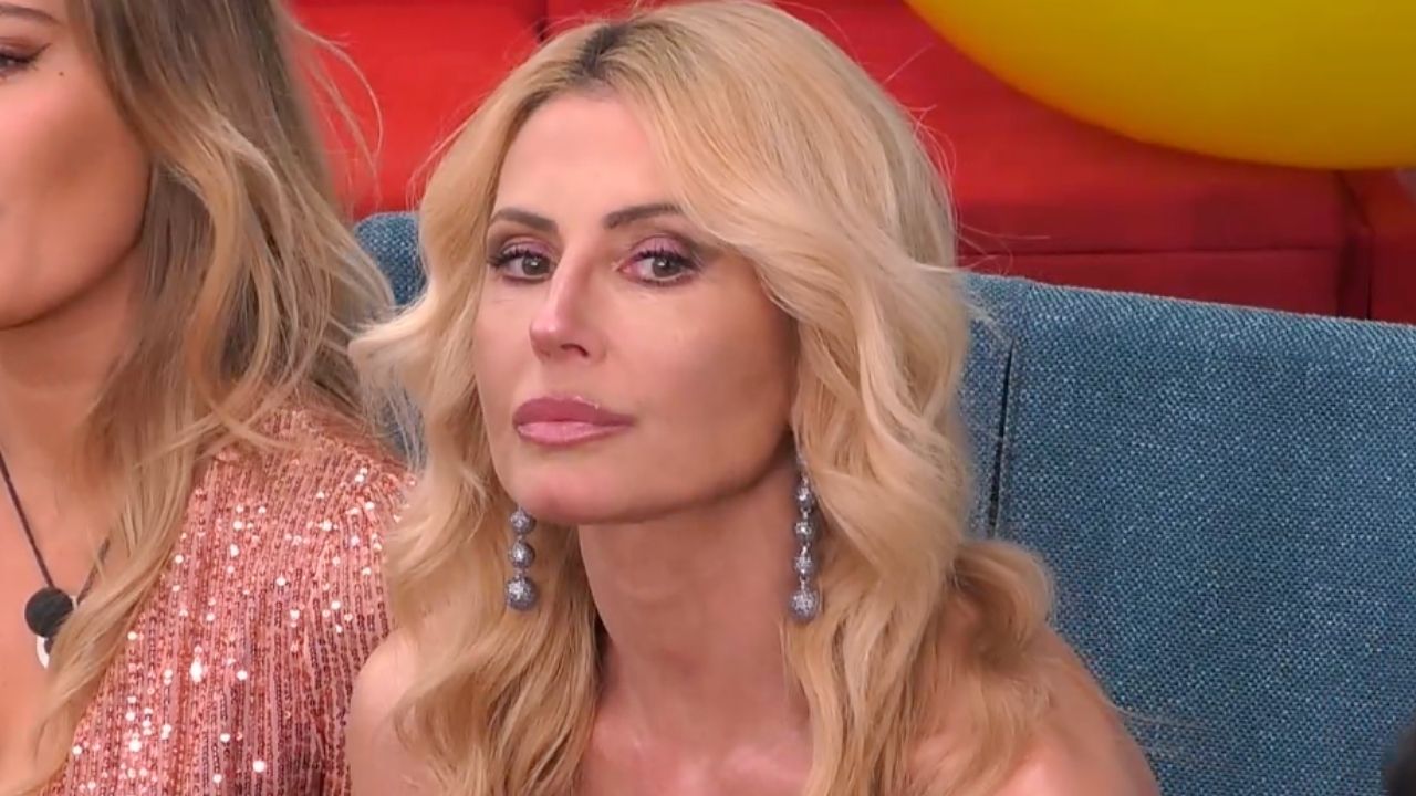 Sonia Bruganelli rinfaccia il passato alla Caldonazzo ma lei la zittisce: la verità sul "regalo" da 80 euro 41 Nathaly Caldonazzo al GF vip