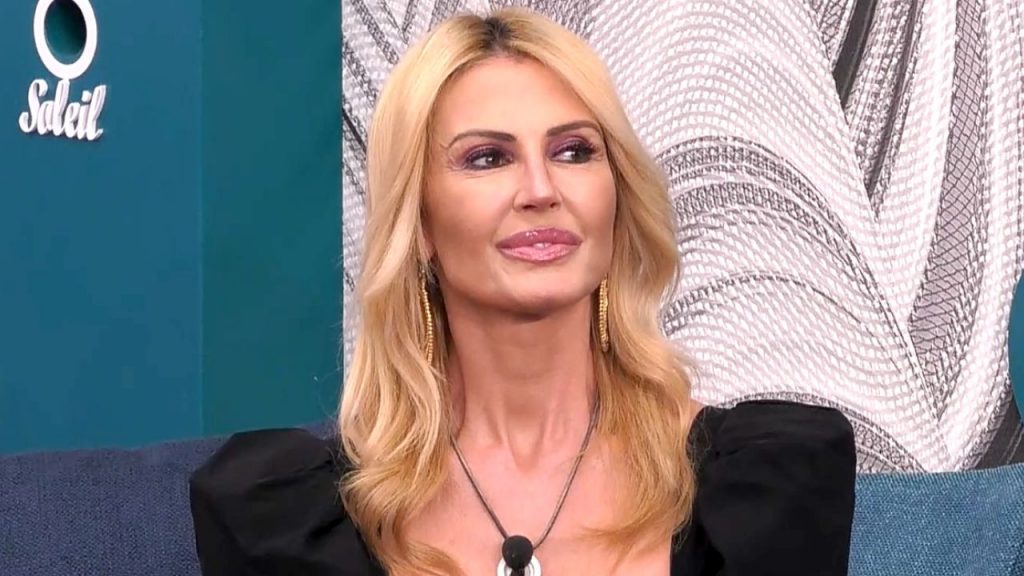 Nathaly Caldonazzo punge Sonia Bruganelli: "Troverò anche io uno con un aereo privato" 42 Nathaly Caldonazzo al Gf Vip