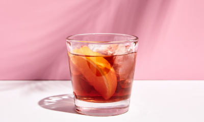 Un bicchiere con un cocktail Negroni