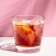 Un bicchiere con un cocktail Negroni