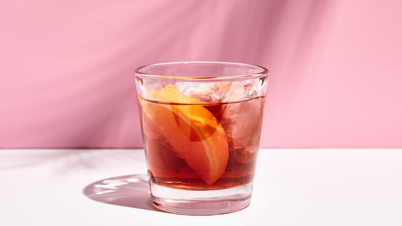Un bicchiere con un cocktail Negroni