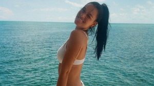 Oriana Sabatini in topless avvinghiata al fidanzato Paulo Dybala