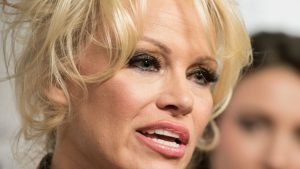 Pamela Anderson lascia il suo quinto marito: “Un idiota”, l’addio a Dan Hayhurst