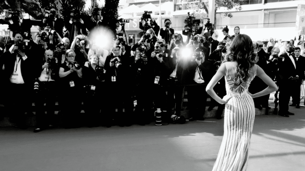 Un red carpet con fotografi su cui sfila una donna