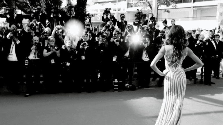 Un red carpet con fotografi su cui sfila una donna