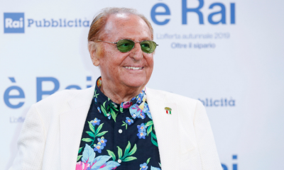 Renzo Arbore in posa per i fotografi