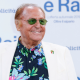 Renzo Arbore in posa per i fotografi