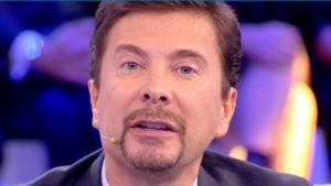Riccardo Signoretti su Urtis dopo il caso Corona: “Chissà se parlerà del cantante famosissimo…”