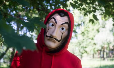 Un personaggio de La casa di carta con la maschera e la tuta rossa