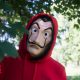 Un personaggio de La casa di carta con la maschera e la tuta rossa