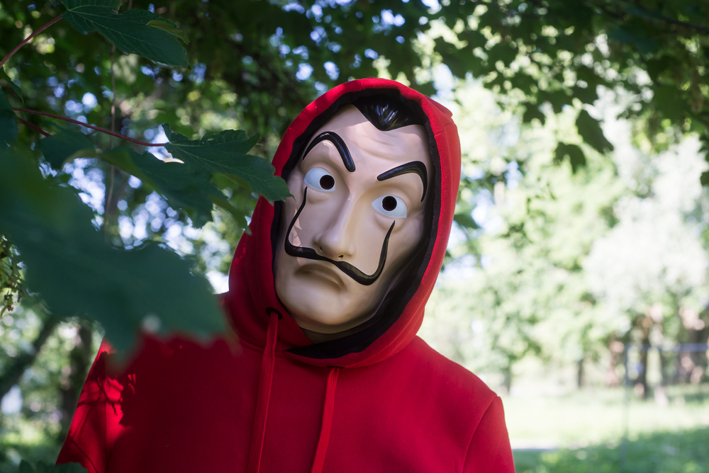 Un personaggio de La casa di carta con la maschera e la tuta rossa