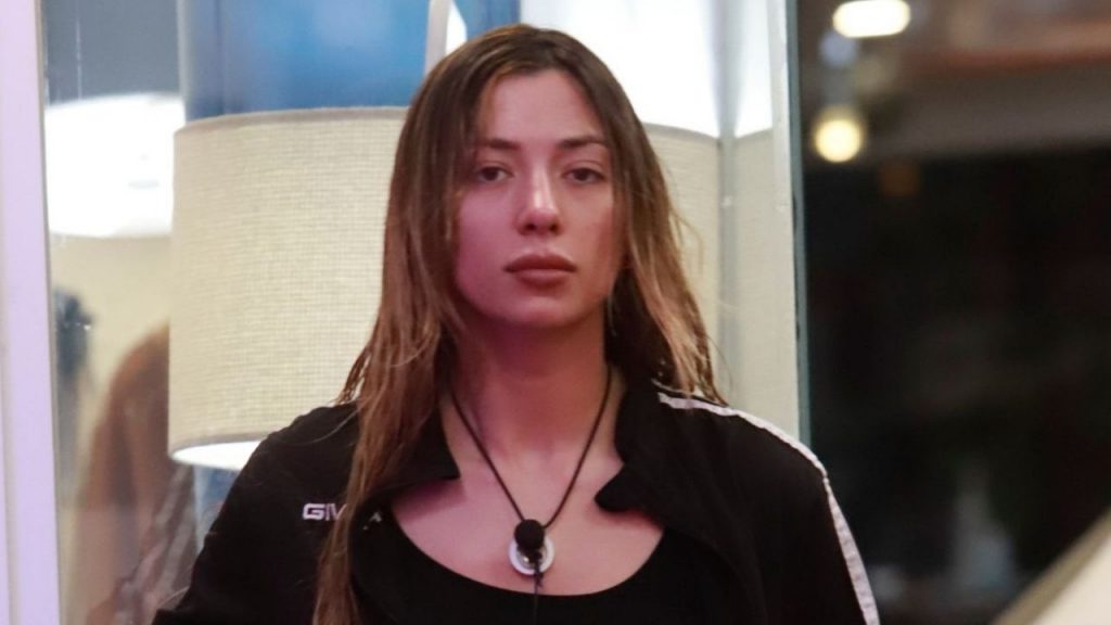GF Vip, bagni sporchi e capelli ovunque: "È sporca quella donna", Delia accusa Soleil 42 Soleil Sorge al GF vip