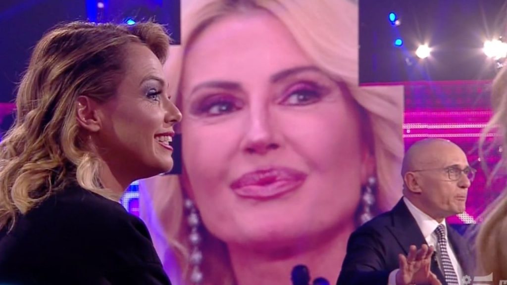 Sonia Bruganelli rinfaccia il passato alla Caldonazzo ma lei la zittisce: la verità sul "regalo" da 80 euro 42 Sonia Bruganelli al GF Vip