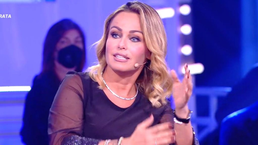 Adriana Volpe si abbatte sulla Bruganelli: "Può dire quello che vuole perché il cognome è Bonolis" 42 Sonia Bruganelli al GF Vip