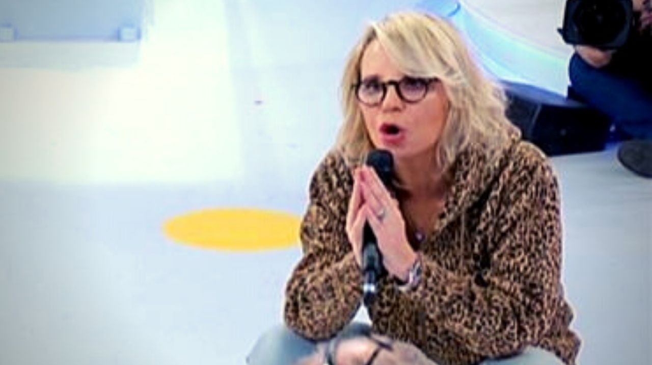Uomini e Donne si blocca, Maria al nuovo corteggiatore: "Ci sono delle regole!" 41 Maria De Filippi Uomini e Donne Luciano