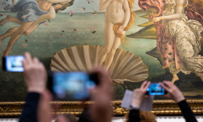 La Venere di Sandro Botticelli fotografata da alcuni visitatori