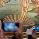 La Venere di Sandro Botticelli fotografata da alcuni visitatori