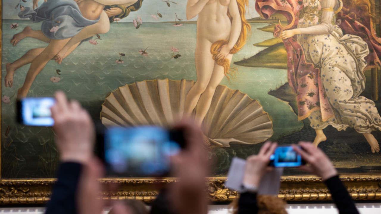 La Venere di Sandro Botticelli fotografata da alcuni visitatori