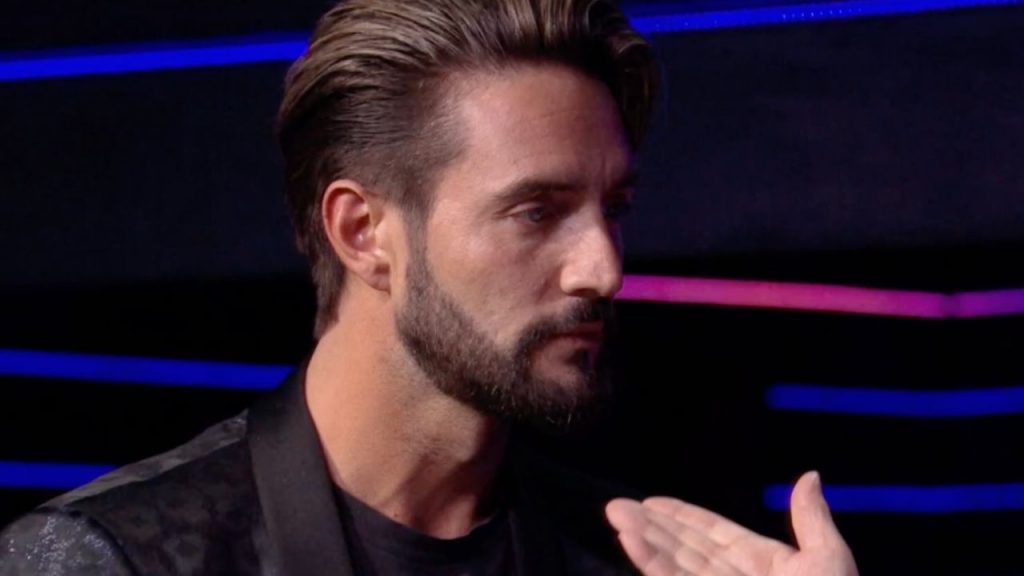 Katia Ricciarelli asfalta Alex Belli in diretta: "Se non fossimo in tv ti darei una sberla" 42 Alex Belli GF Vip