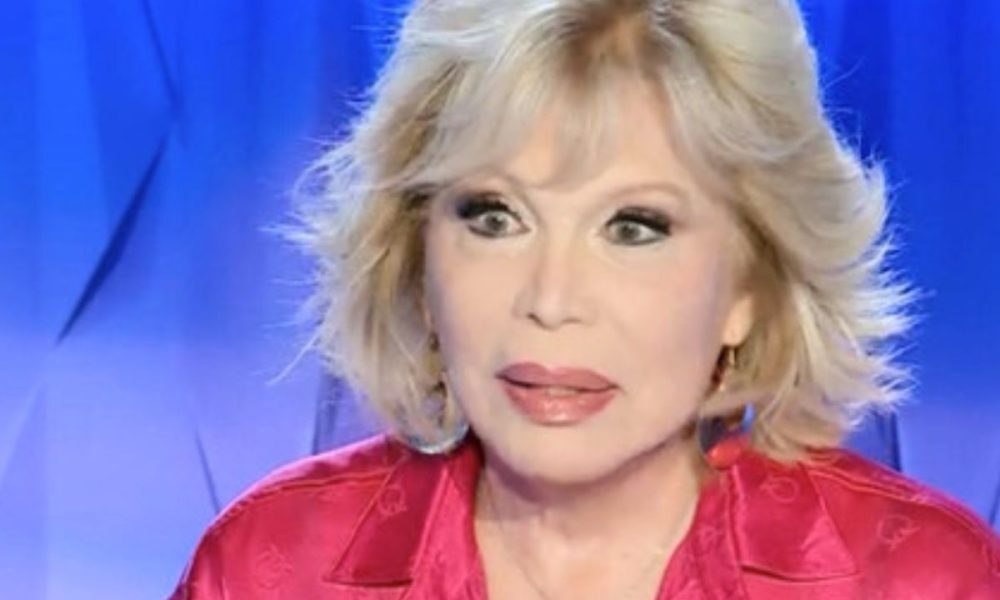 Amanda Lear nuda per Playboy: “Mi imbarazza ancora”