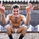 Il cantante Blanco davanti agli striscioni del concerto