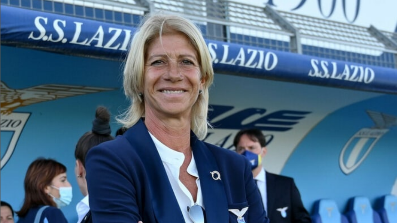 Carolina Morace con sullo sfondo scritte della Lazio