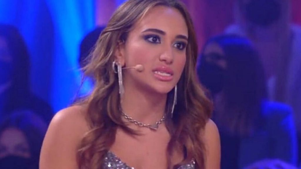 Piedi lerci, alito puzzolente e capelli sporchi: Clarissa Selassié stronca i concorrenti del GF Vip 42 clarissa selassie gfvip 1