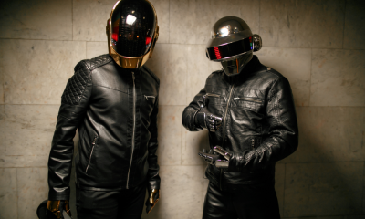 I Daft Punk con i loro tipici costumi e maschere