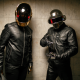 I Daft Punk con i loro tipici costumi e maschere