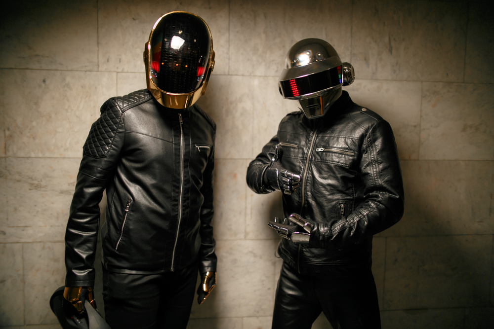 I Daft Punk con i loro tipici costumi e maschere