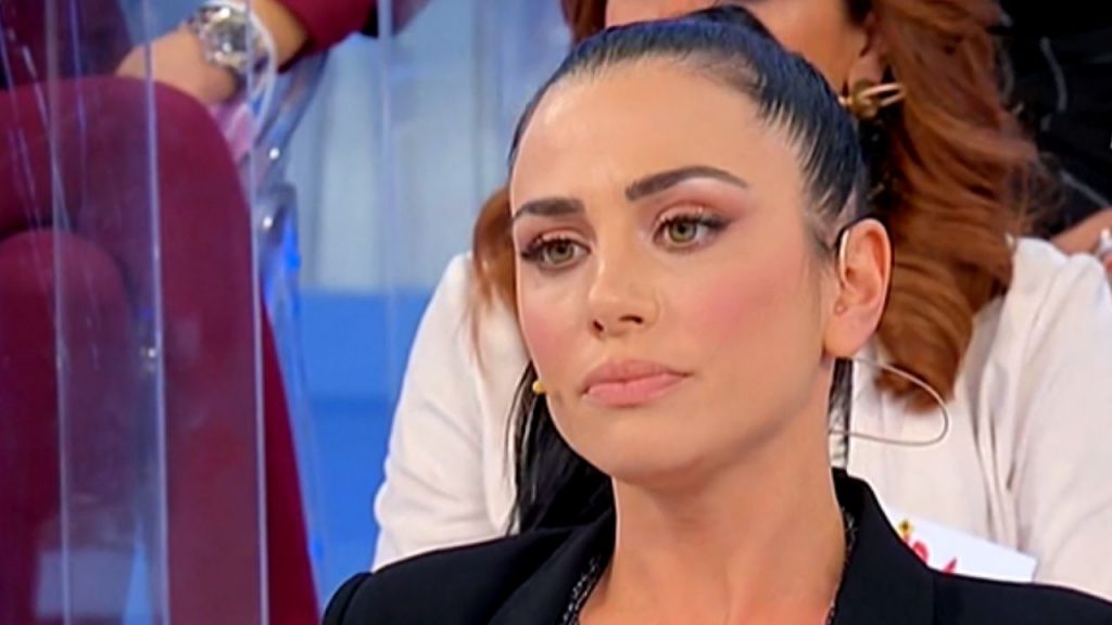Matteo Ranieri rimane solo a Uomini e Donne, Denise lascia lo studio: "Mi manca l'aria" 42 Denise a Uomini e Donne