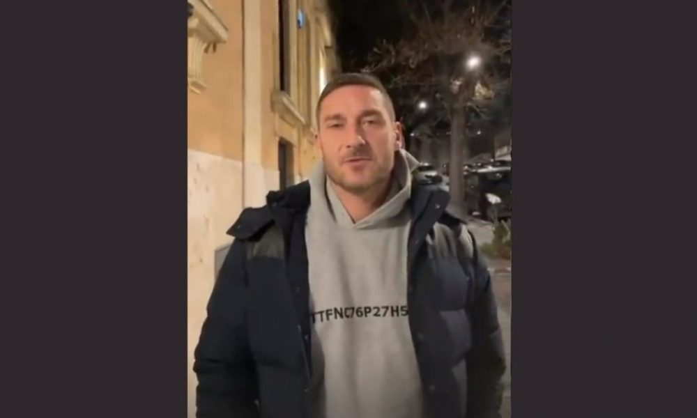 Selvaggia Lucarelli fa tunnel a Francesco Totti: \