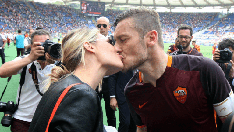 Ilary Blasi e Francesco Totti che si baciano