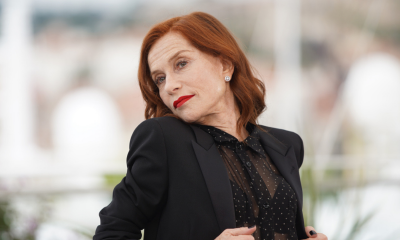 L'attrice francese Isabelle Huppert con un vestito nero e rossetto rosso