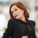 L'attrice francese Isabelle Huppert con un vestito nero e rossetto rosso