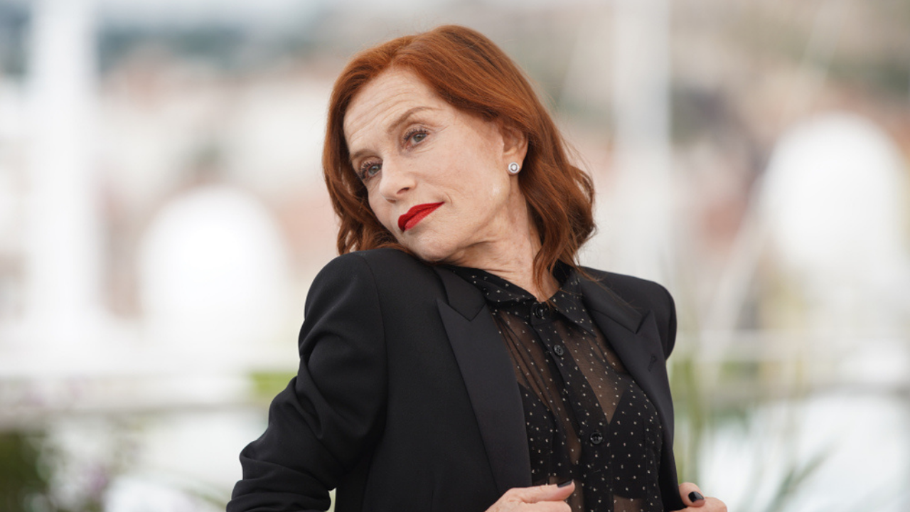 Isabelle Huppert: al Festival di Berlino riceve il premio alla carriera ma non può ritirarlo perché positiva 41 L'attrice francese Isabelle Huppert con un vestito nero e rossetto rosso