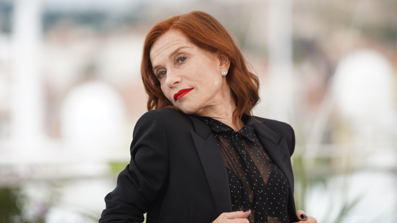 L'attrice francese Isabelle Huppert con un vestito nero e rossetto rosso