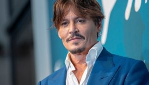 La rivelazione su Johnny Depp: “L’ha tirato fuori dal buco del c*lo”