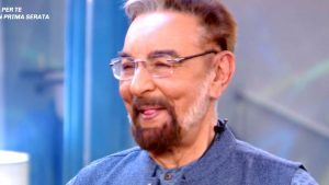 Kabir Bedi “demolisce” il triangolo tra Alex Belli, Delia e Soleil