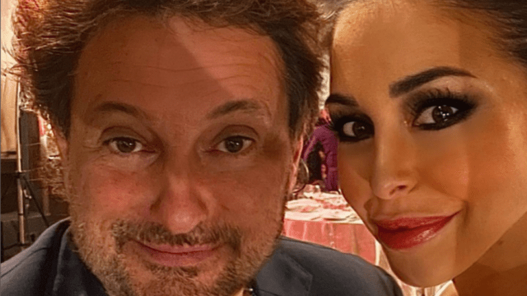 Leonardo Pieraccioni in un selfie con la compagna Teresa Magni