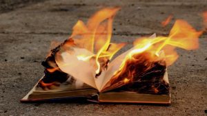 Libri proibiti e censura: il pericoloso fenomeno torna di moda, l’allarme del NYT